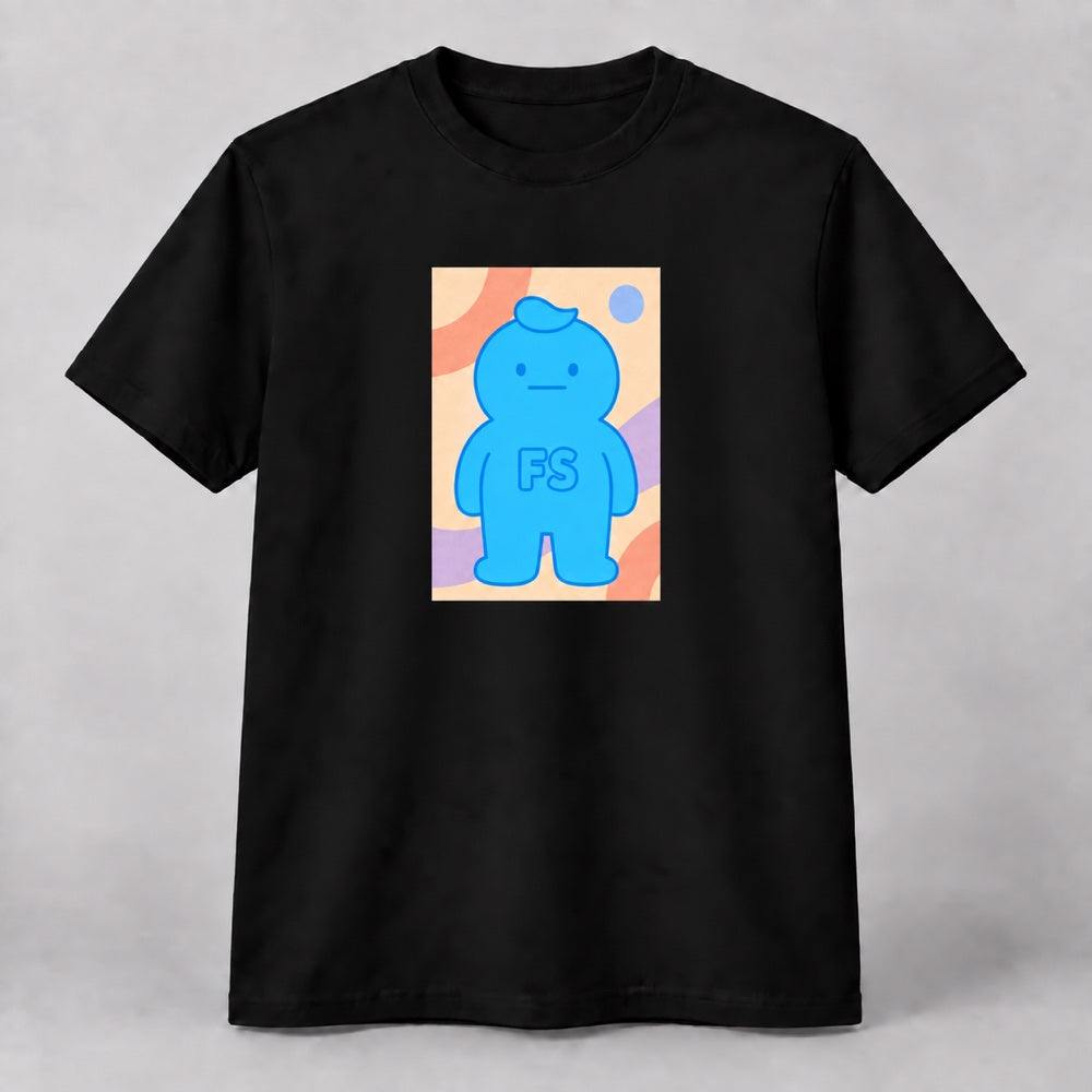 青いFSキャラクターと色・模様の背景を、黒いTシャツにプリントした説明用イメージ